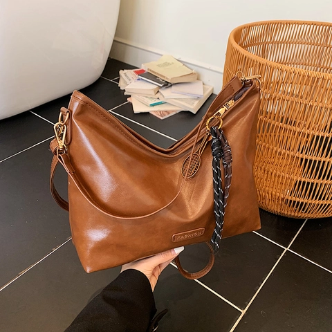 Vintage PU Leather Underarm Tote Bag For Women Large Capacity Retro Solid Color Shoulder Bag With Tennis Racket Charm Handbag