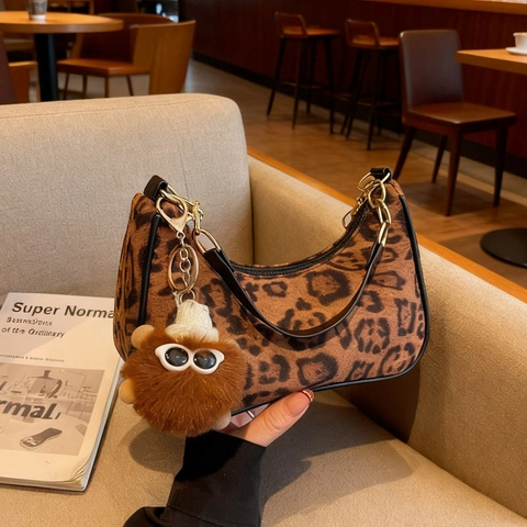 Sac Hobo en Peluche Imprimé Léopard Vintage Sac à Épaule sous le Bras Avec Chaîne Et Pendentif Monstre Pour Femme