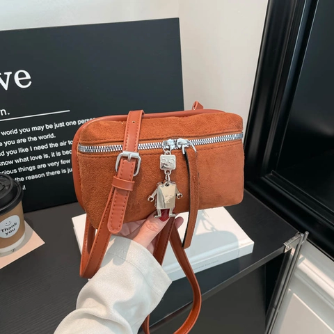 Borsa a Tracolla Retro in Suede da Donna Piccola Borsa Quadrata Con Ciondolo Robot Tracolla Regolabile Borsa alla Moda