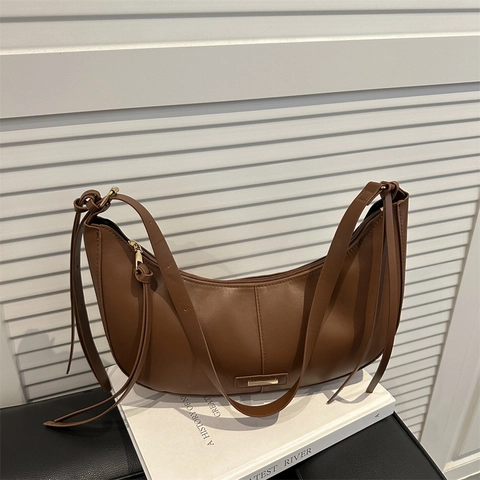 Bolso de Axila Creciente de Cuero de PU Vintage para Mujer Bolso de Hombro Minimalista de Color Sólido Con Borla Decoración de Metal Bolso de Mano Diario