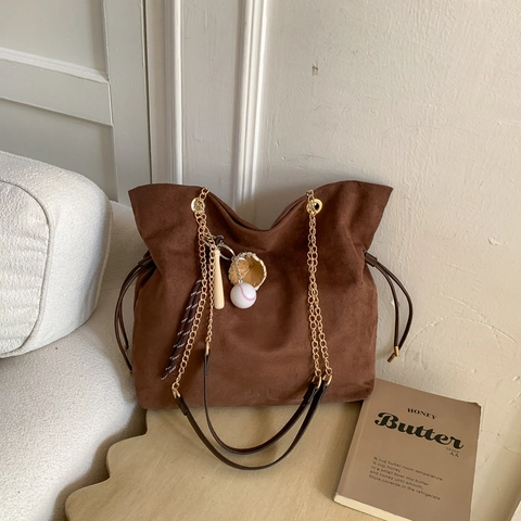Vintage Wildleder Imitat PU Schultertasche Für Damen Große Kapazität Tote Eimer Tasche Mit Sport Anhänger Minimalistische Crossbody Tasche