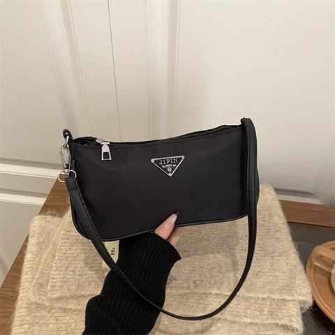 Sac sous le bras en Nylon Minimaliste pour Femmes Avec Plaque Métallique Triangulaire Sac Bandoulière Hobo Léger Décontracté Quotidien