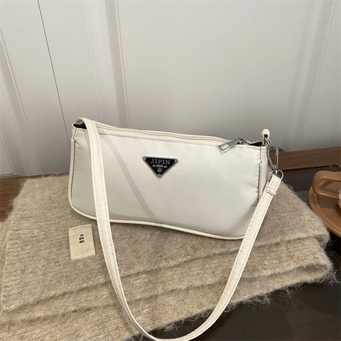 Sac sous le bras en Nylon Minimaliste pour Femmes Avec Plaque Métallique Triangulaire Sac Bandoulière Hobo Léger Décontracté Quotidien