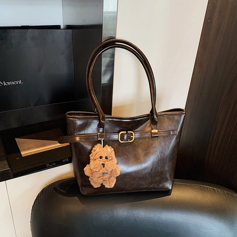 Sac Fourre-tout en Cuir PU Minimaliste Grande Capacité pour Femmes Avec Pendentif Ours en Peluche Sac à Bandoulière Retro