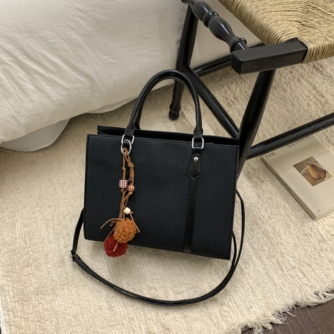 Sac Bandoulière Rétro pour Femme en Cuir PU à Texture Tissée Sac Cabas Minimaliste Sac à Main avec Pendentif Pompon Mode