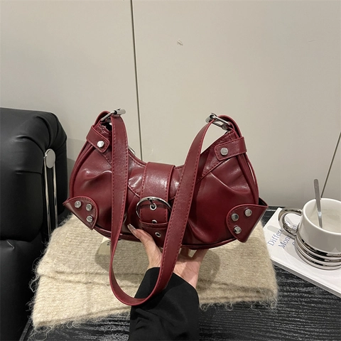 Bolso de Axila de Motocicleta Vintage Y2K para Mujer Remaches Pliegues Creciente Bolso de Hombro Cuero PU Brillante Hebilla Punk Bolso