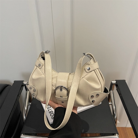Bolso de Axila de Motocicleta Vintage Y2K para Mujer Remaches Pliegues Creciente Bolso de Hombro Cuero PU Brillante Hebilla Punk Bolso