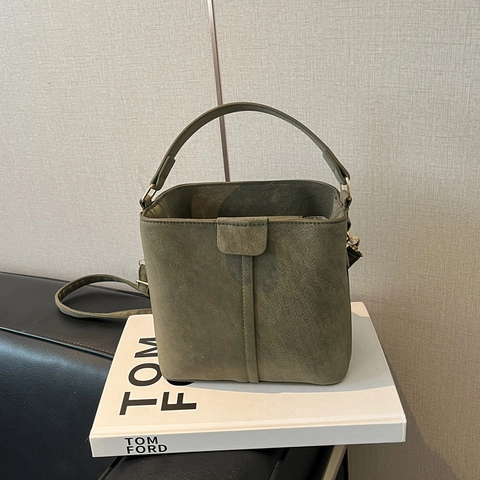 Vintage Wildleder Textur PU Leder Beuteltasche Für Damen Große Kapazität Schulter Umhängetasche Mit Plüschbär Anhänger Mode