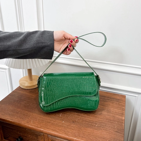 Women Crocodile Pattern PU Leather Shoulder Bag Fashion Underarm Bag Curved Flap Design Versatile Crossbody Bag Daily Use