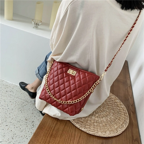 Women Quilted Shoulder Bag PU Leather Gold Chain Strap Crossbody Bag Metal Lock Closure Small Square Handbag Daily Purse