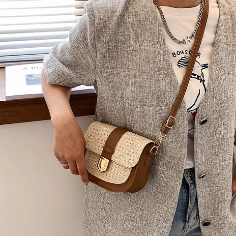 Sac à Épaule Casual pour Femmes en Paille Tissée et Simili-cuir Patchwork Sac Besace Rétro Boucle en Métal Sac à Main de Vacances