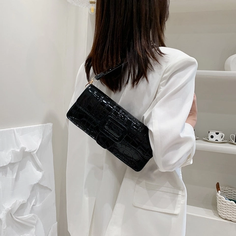 Women Retro Croc-Embossed Baguette Shoulder Bag PU Leather Underarm Bag With Large Square Buckle Elegant Daily Handbag