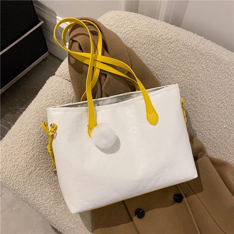 Borsa Tote da Donna a Grande Capacità in Pelle PU con Rilievo Borsa a Tracolla Con Ciondolo Palla di Peluche