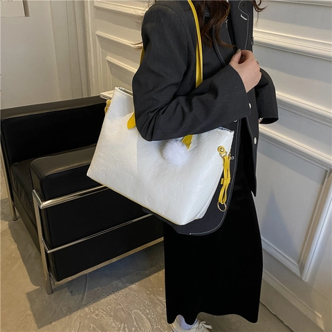 Borsa Tote da Donna a Grande Capacità in Pelle PU con Rilievo Borsa a Tracolla Con Ciondolo Palla di Peluche