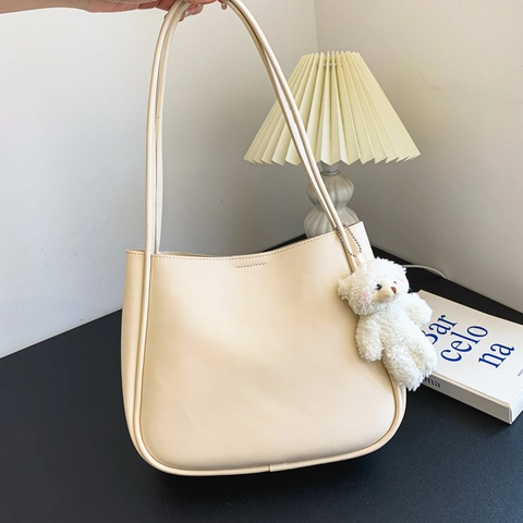 Bolso de Hombro de Cuir PU de Gran Capacidad para Mujer Bolso Hobo Tote Minimalista en Forma de U Con Colgante de Oso Verano