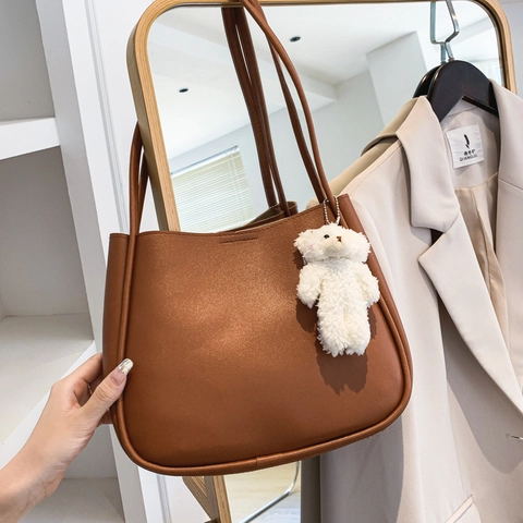 Bolso de Hombro de Cuir PU de Gran Capacidad para Mujer Bolso Hobo Tote Minimalista en Forma de U Con Colgante de Oso Verano