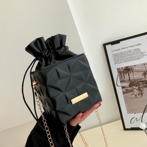 Borsa a Secchiello Mini Trapuntata 3D Geometrica Minimalista Donna in Pelle PU con Coulisse Catena Dorata a Tracolla