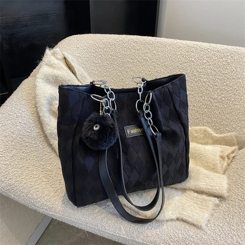 Sac Cabas Matelassé en Nylon pour Femmes Grande Capacité Sac à Bandoulière Décontracté Avec Chaîne et Pompon en Peluche