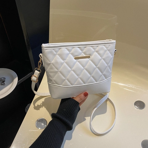 Women PU Leather Quilted Crossbody Bag Vintage Rhombus Pattern Shoulder Handbag With Golden Metal Bar Adjustable Strap