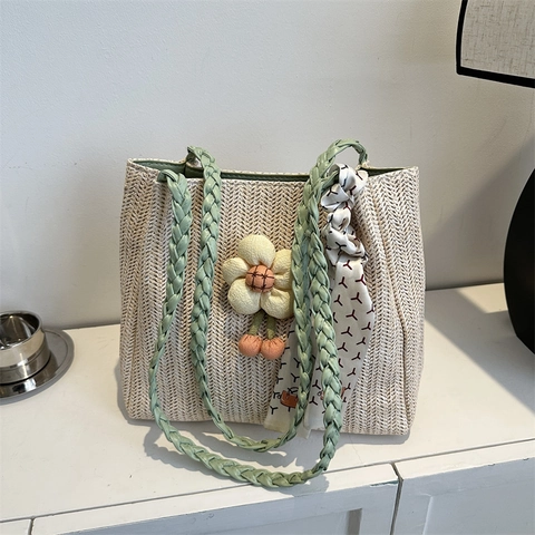 Handgefertigte Gewebte Stroh Tragetasche Für Damen Mit Blumenanhänger Und Satinschal Sommer Strand Schultertasche Lässige Mode Urlaubstasche