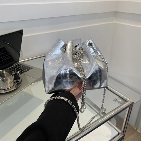 Damen Metallic Eimer Tasche Krokodilmuster PU Silberne Kette Künstliche Perlen Dekor Kordelzug Umhängetasche Trendy Retro Stil Mode