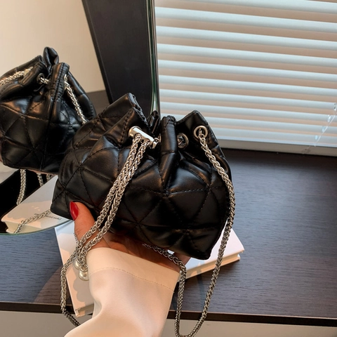 Bolso Bombonera de Cuero PU Acolchado para Mujer Con Cordón de Perlas Artificiales Cadena de Metal Plateado Bolso de Hombro Diario