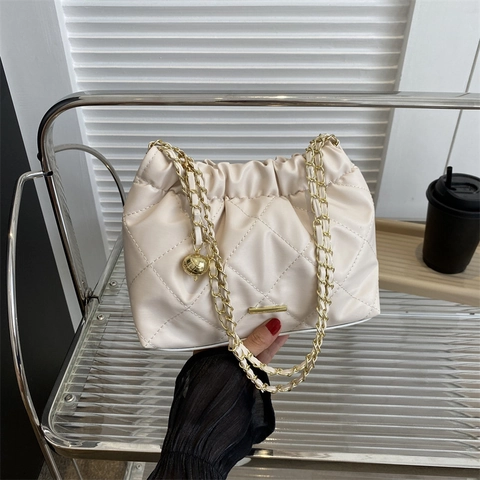 Damen Rautensteppung Umhängetasche Gefaltete Cloud Unterarmtasche PU Leder Pendler Handtasche Mit Goldkette Und Kugelanhänger
