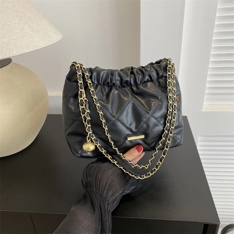 Damen Rautensteppung Umhängetasche Gefaltete Cloud Unterarmtasche PU Leder Pendler Handtasche Mit Goldkette Und Kugelanhänger