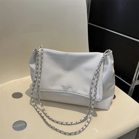 Borsa A Spalla Donna Morbida Pelle PU Lucida Cinturino Catena Metallica Grande Capacità Patta Chiusura Magnetica Chic