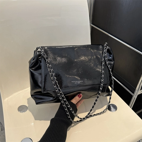 Borsa A Spalla Donna Morbida Pelle PU Lucida Cinturino Catena Metallica Grande Capacità Patta Chiusura Magnetica Chic