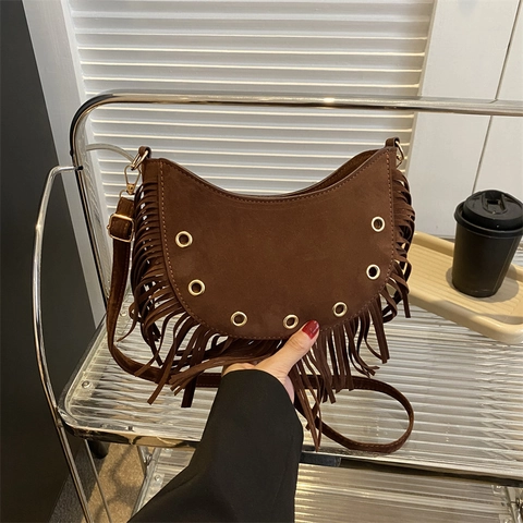 Boho Wildlederartige Quasten Halbmond Schultertasche Mit Metallösen Mode Lässige Umhängetasche Für Damen Täglich Arbeit Party