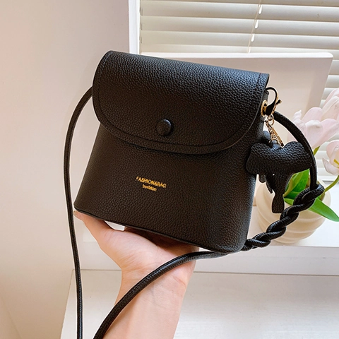Minimalist PU Leather Litchi Grain Shoulder Bag For Women Retro Crossbody Bag With Braided Strap Elephant Charm Small Bucket Bag