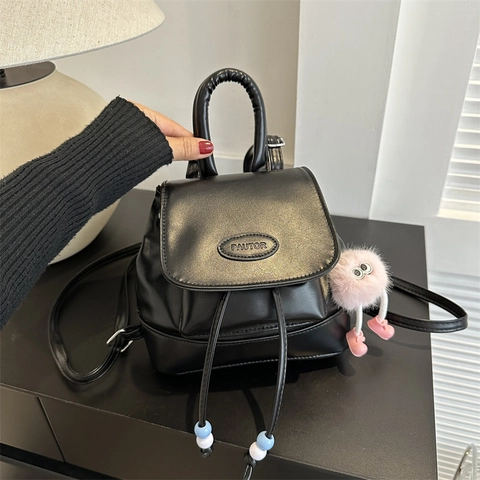 Mini Zaino da Donna Vintage Denim Pelle PU Patchwork Piccolo Zainetto Con Ciondolo in Peluche Stile di Strada Borsa Scuola