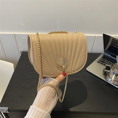 Shell Shaped PU Leather Shoulder Bag With Gold Shell Lock And Metal Chain Strap Elegant Quilted Crossbody Saddle Bag For Women