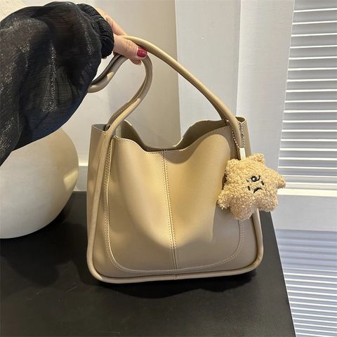 Women Retro Large Capacity PU Leather Tote Bag Commuter Shoulder Bag With Magnetic Buckle Plush Charm Versatile Work Handbag