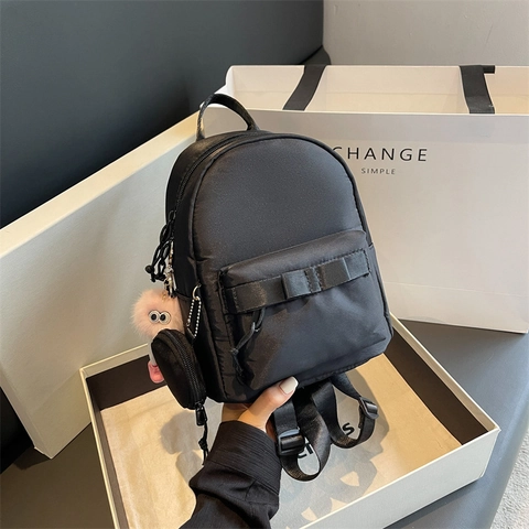 Mini Zaino da Donna con Fiocco Moda in Tessuto Oxford Borsa a Tracolla Casual Con Portamonete Rotondo Ciondolo Mostro di Peluche Piccola Borsa per la Scuola