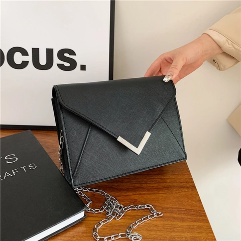 Sac Bandoulière Enveloppe Pour Femmes Cuir PU Texture Saffiano Boucle Métal En V Chaîne Bandoulière Sac Carré