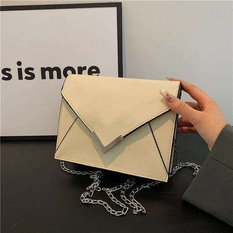 Sac Bandoulière Enveloppe Pour Femmes Cuir PU Texture Saffiano Boucle Métal En V Chaîne Bandoulière Sac Carré