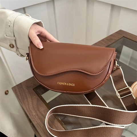 Sacoche Selle en Cuir PU Rétro pour Femmes Avec Bandoulière Large Sac Bandoulière Mode Couleur Unie Bijouterie Dorée