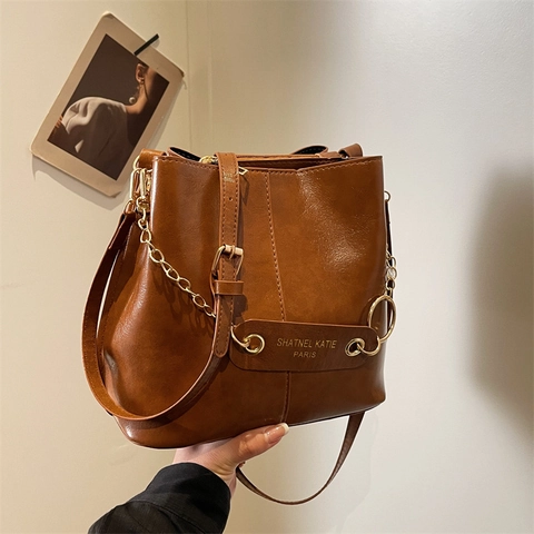Bolso Cubo Vintage De Cuero PU Para Mujer Retro Textura Brillante Bolso De Hombro Con Cadena Dorada Color Sólido