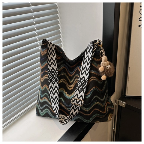 Bolso de Hombro de Punto Bohemio Gran Capacidad Patrón de Zigzag Tote Bag para Mujer Estilo Casual con Colgante de Peluche