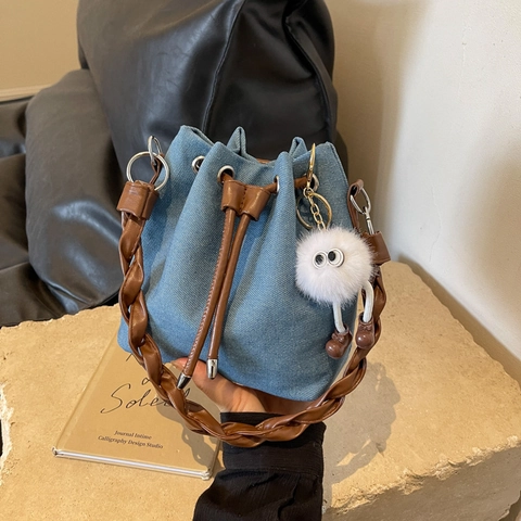 Bolso Bombonera de Denim y Cuero PU para Mujer Gran Capacidad Cordón Bolso de Hombro Con Colgante de Monstruo de Peluche Bolso