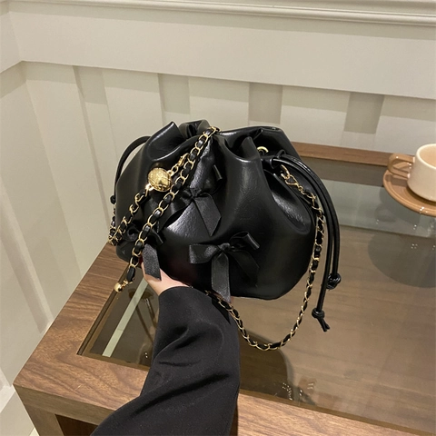 Sac Seau Femme Mode Nœud Cordon de Serrage Cuir PU Style Coréen Doux Chaîne Sac Bandoulière Mini Sac à Main pour Quotidien