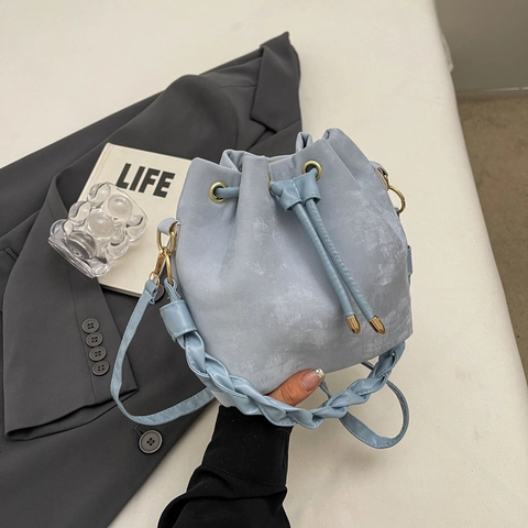 Sac Seau en Cuir PU pour Femmes Avec Poignée Tressée Grande Capacité Décontracté Sac à Épaule Bandoulière Mode Main Avec Charme Peluche