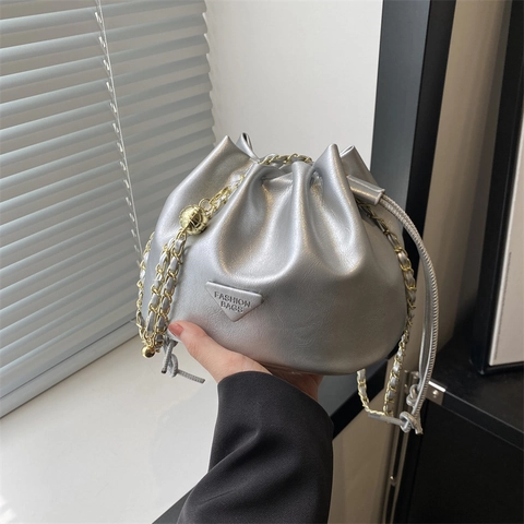 Sac Seau en Cuir PU à Cordon pour Femmes Sac à Bandoulière Minimaliste avec Chaîne et Badge Métallique Triangulaire