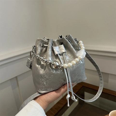 Sac Seau Design de Niche Pour Femmes Sac à Bandoulière à Cordon de Serrage À La Mode Avec Chaîne de Perles Sac à Main en Cuir PU Métallisé Pour Le Quotidien