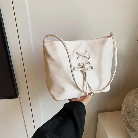 Damen Ballett-Stil PU Leder Umhängetasche Süße Schleife Schnürung Metallic Textur Nische Design Tote Eimer Tasche Täglich Mode Handtasche