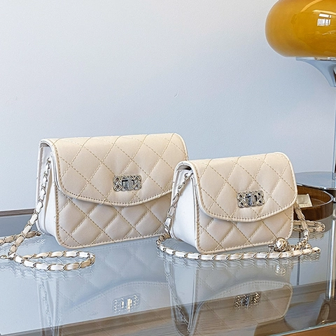 Sac à Épaule Matelassé pour Femmes Élégant en Cuir PU Sac Bandoulière Classique Carré Avec Pendentif Boule Argentée Sac à Main de Soirée