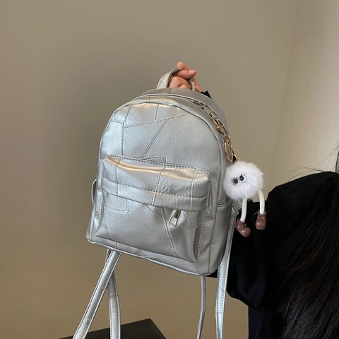 Dames Mini PU Leer Rugzak Mode Splicing Metallic Zilver Reizen Schooltas Met Pluche Monster Hanger