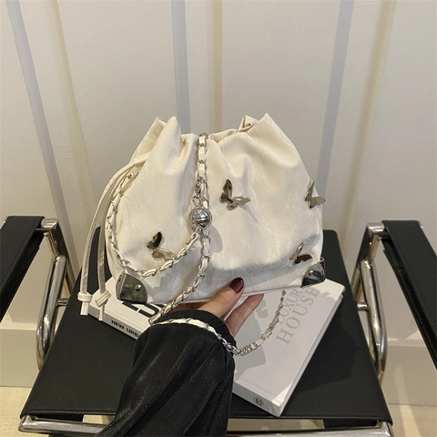 Damen Mode Schmetterling Eimertasche Krinkle Kunstleder Kordelzug Kette Umhängetasche mit Metallecken Crossbody Tasche